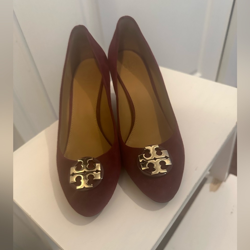Tory Burch burgundy and Gold Heels with Elegant Design